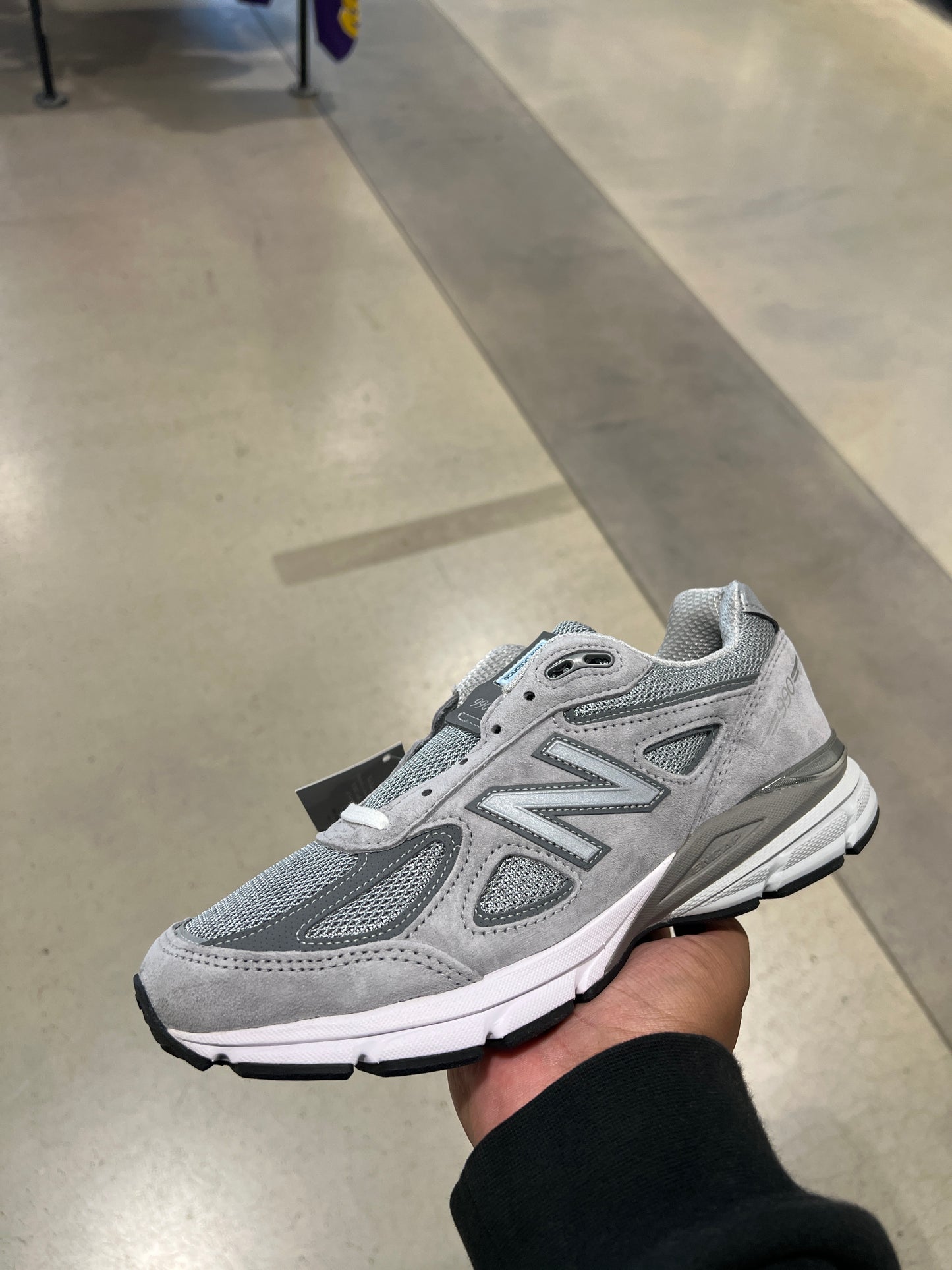 NB 990v4 USA Silver (Size 7.5M)