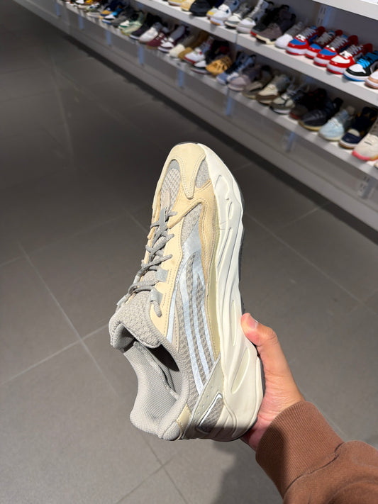 Yz 700 v2 Cream (Size 11.5)