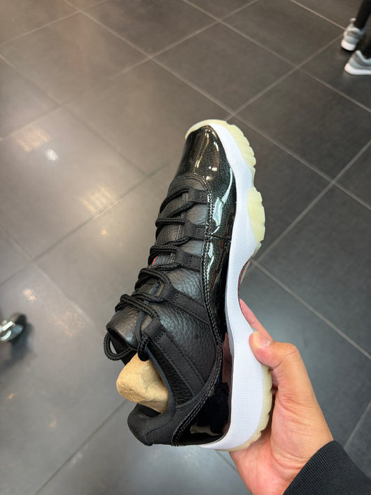 J11 Low 72-10 (Size 9)