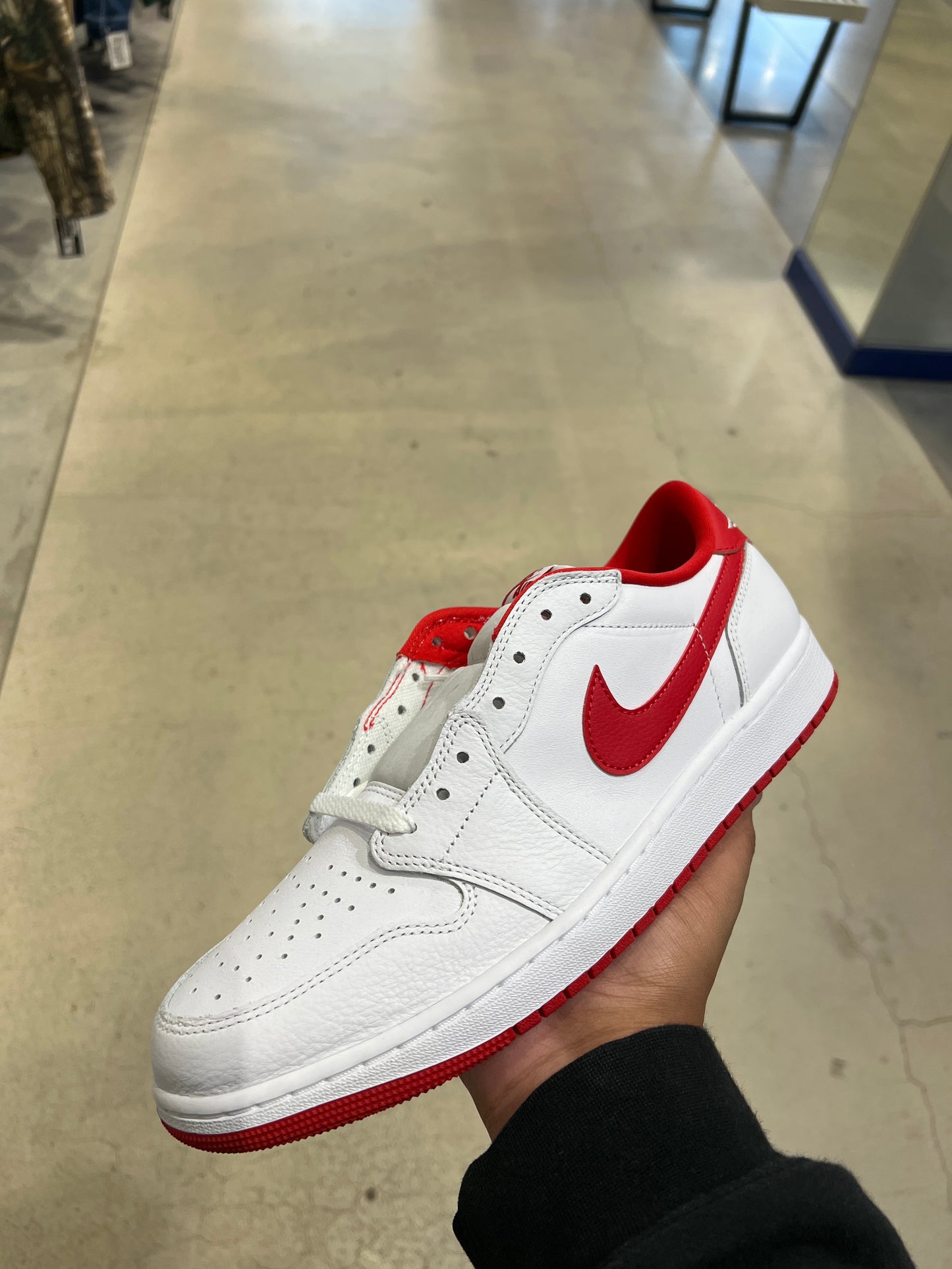 J1 Low Uni Red (Size 12)