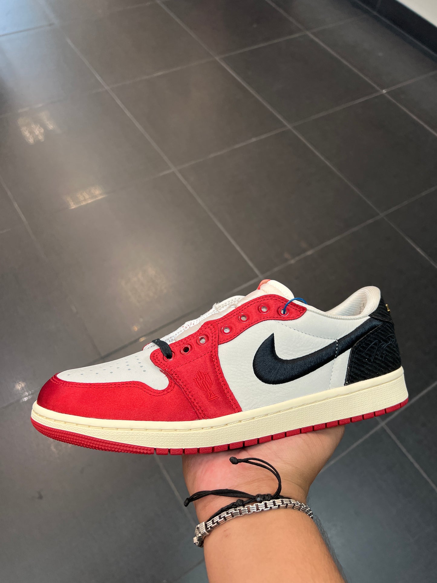 J1 Low Trophy Room (Size 11.5)