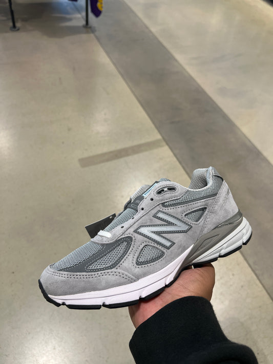 NB 990v4 USA Silver (Size 7.5M)