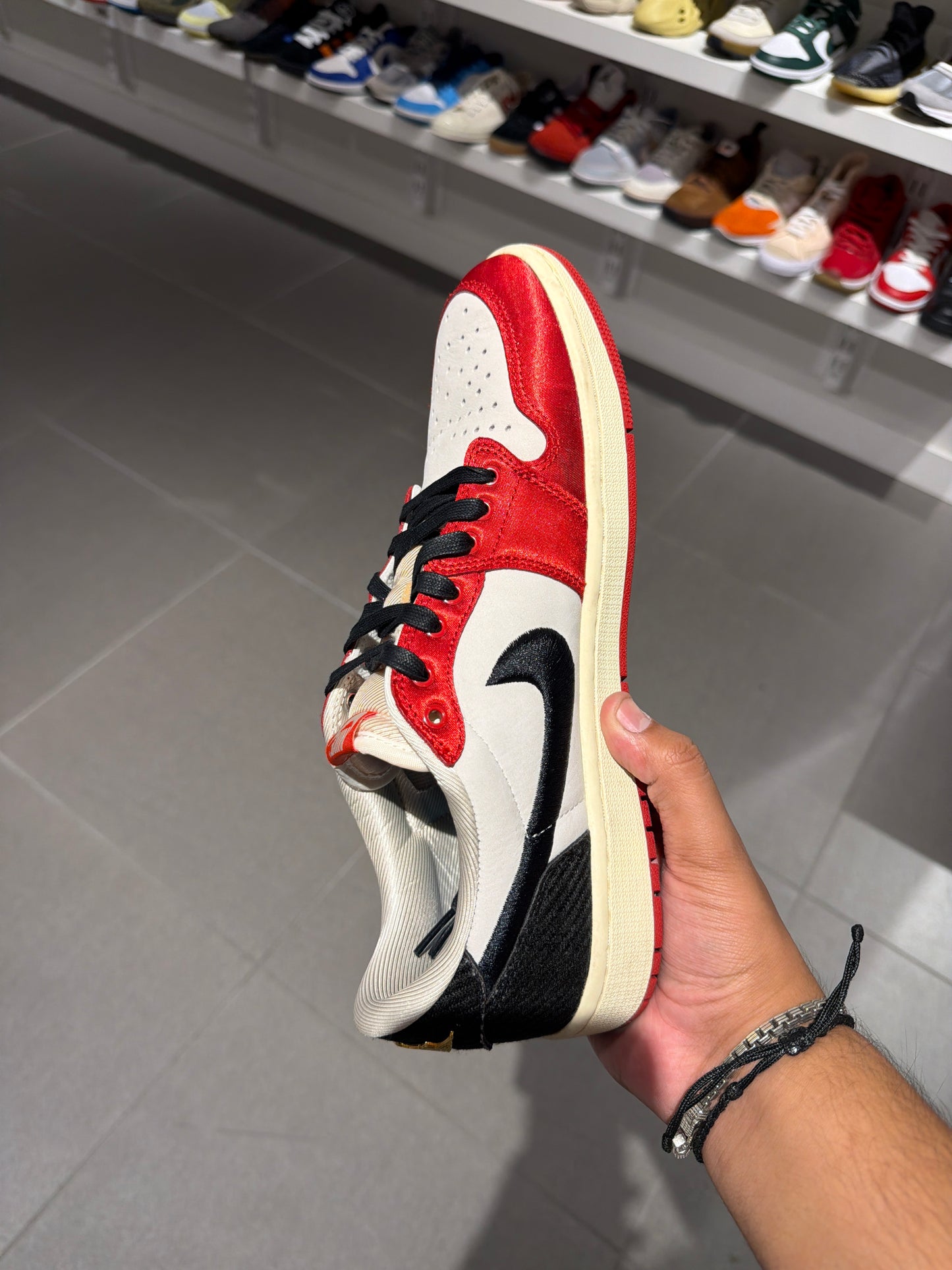 J1 Low Trophy Room (Size 10.5)