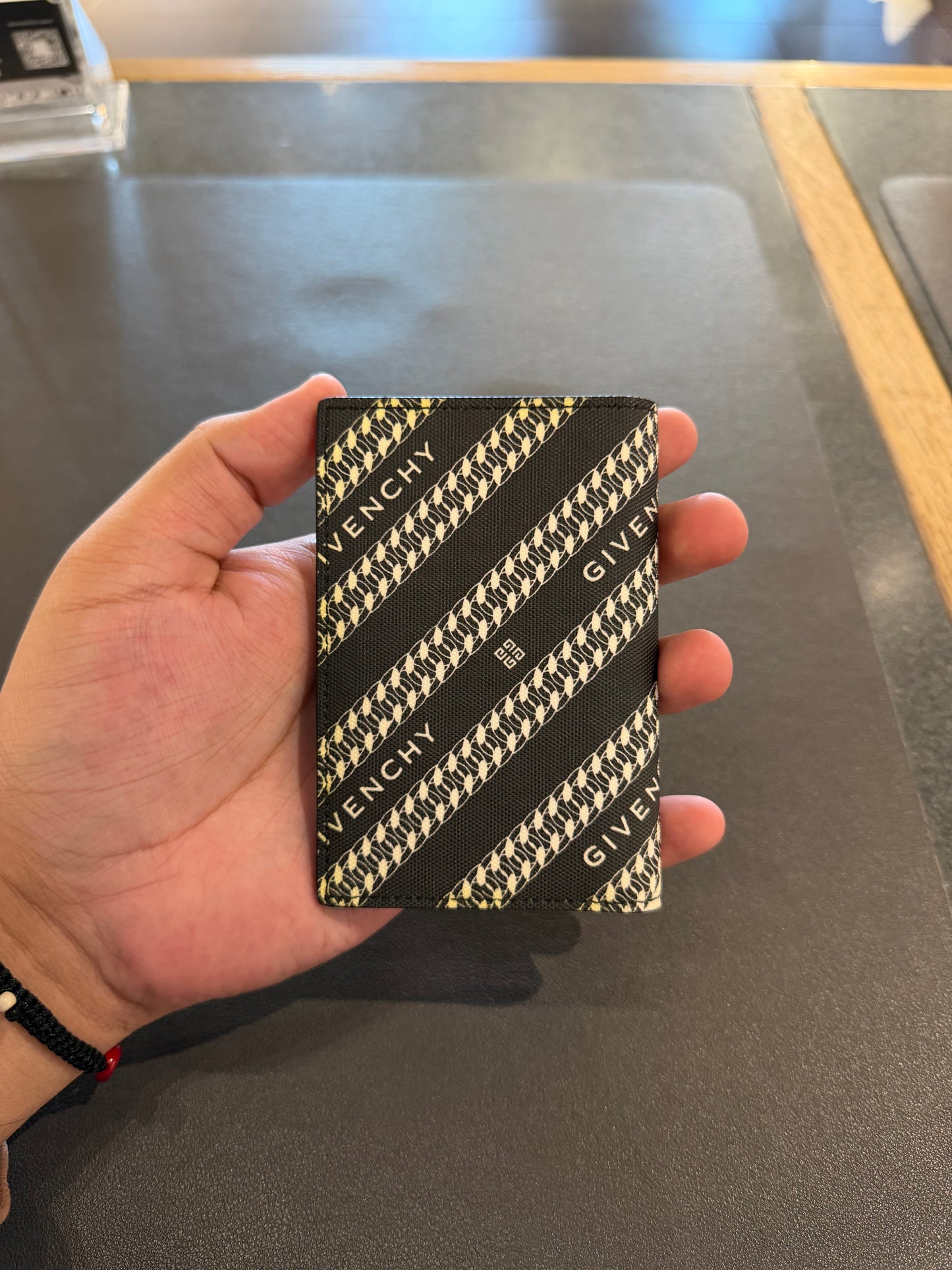 Givenchy White Black Cardholder (O/S)