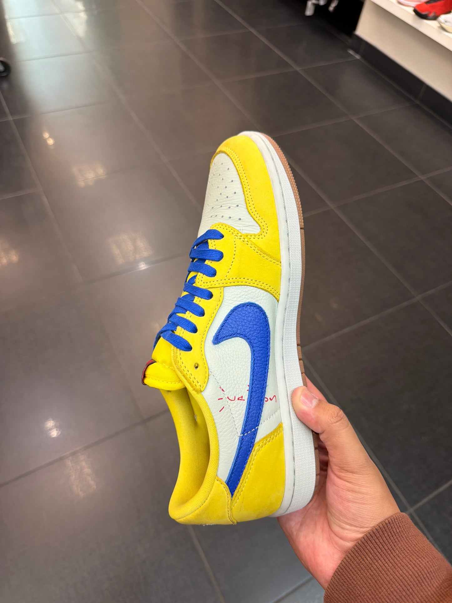 J1 Travis Scott Canary (Size 9.5M)