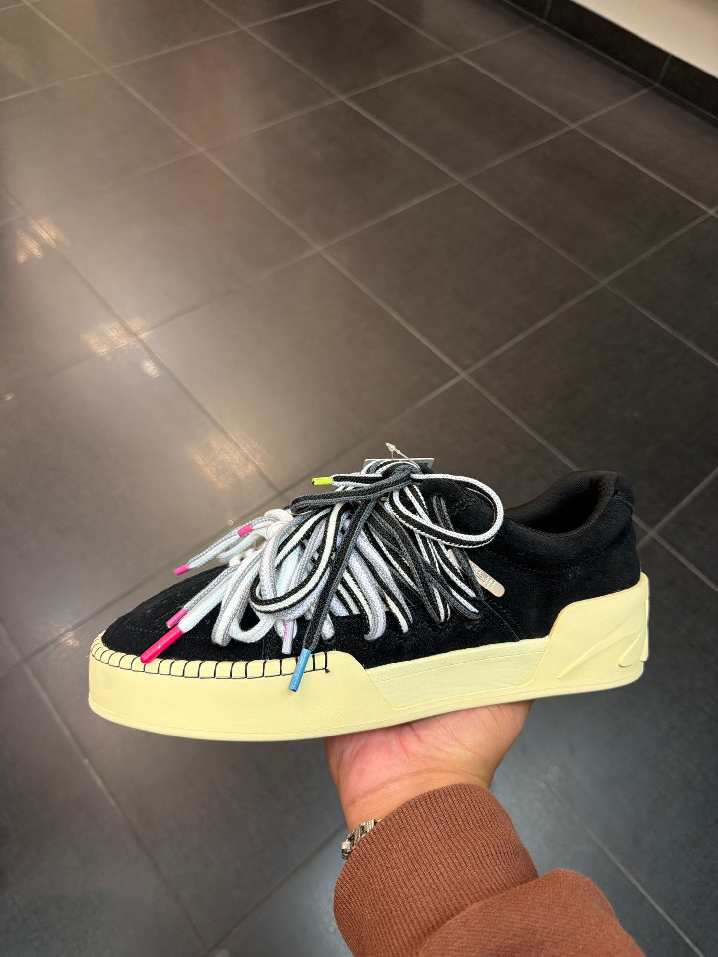 Anta Kai Hela Black (Size 11.5)