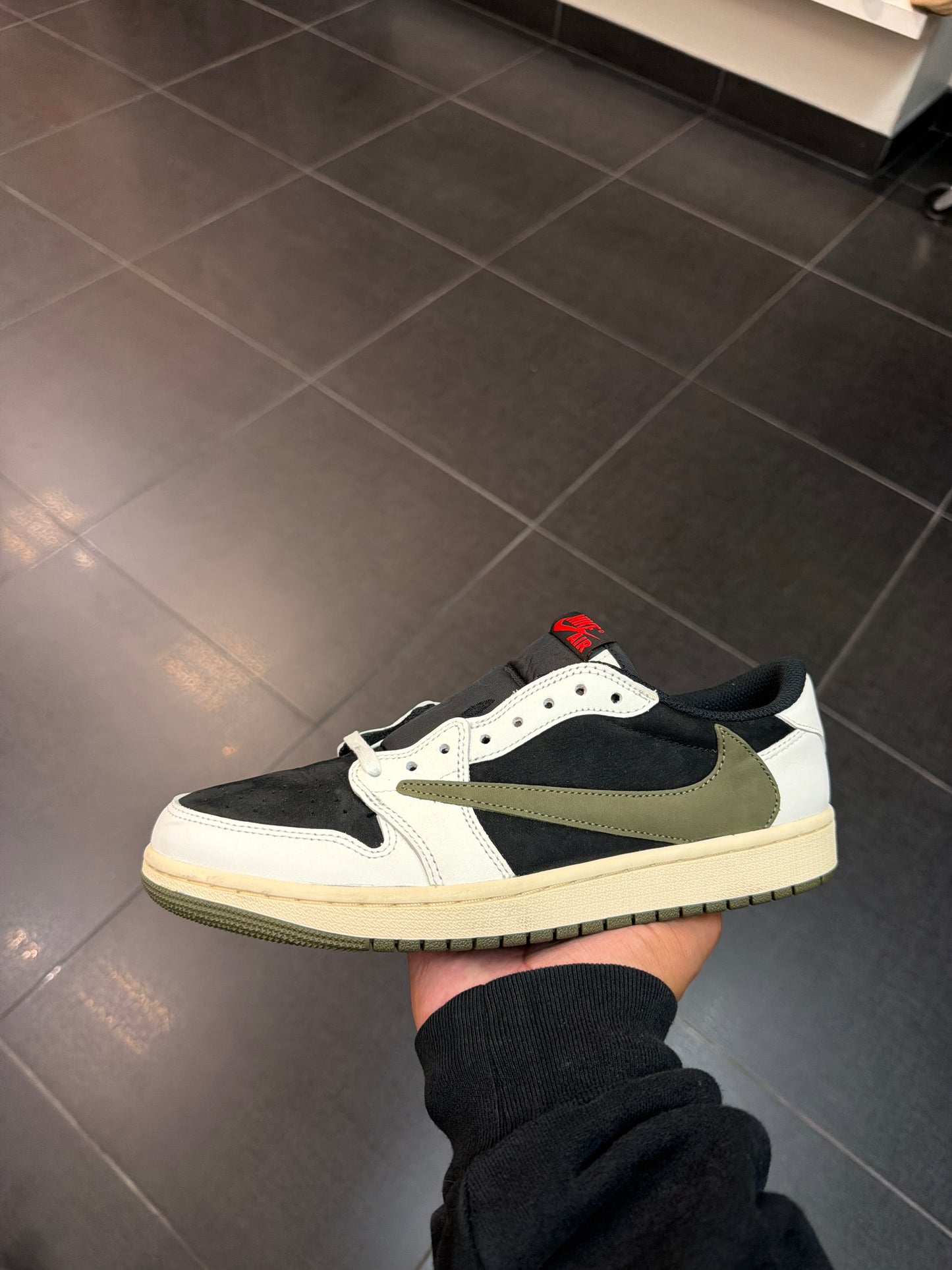 J1 Travis Scott Olive (Size 9.5M)