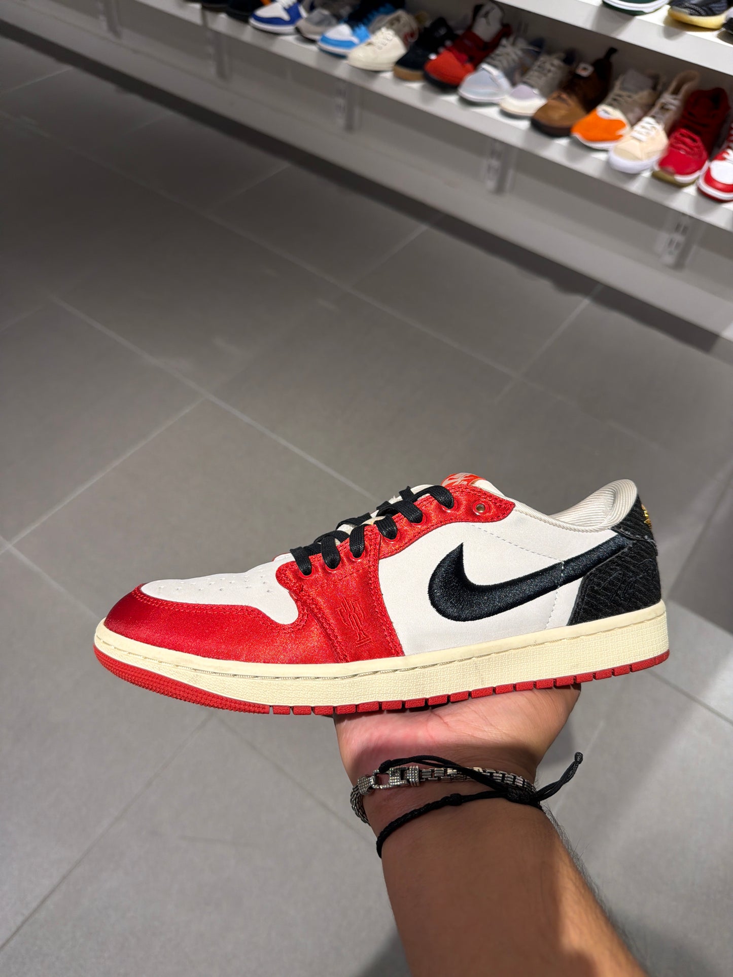 J1 Low Trophy Room (Size 10.5)